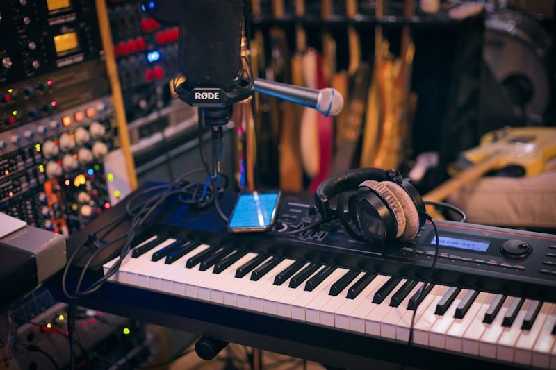 5 Vocal Warm-Ups Professionals Use Every Day - Online Singing Lessons with Matt Thompson