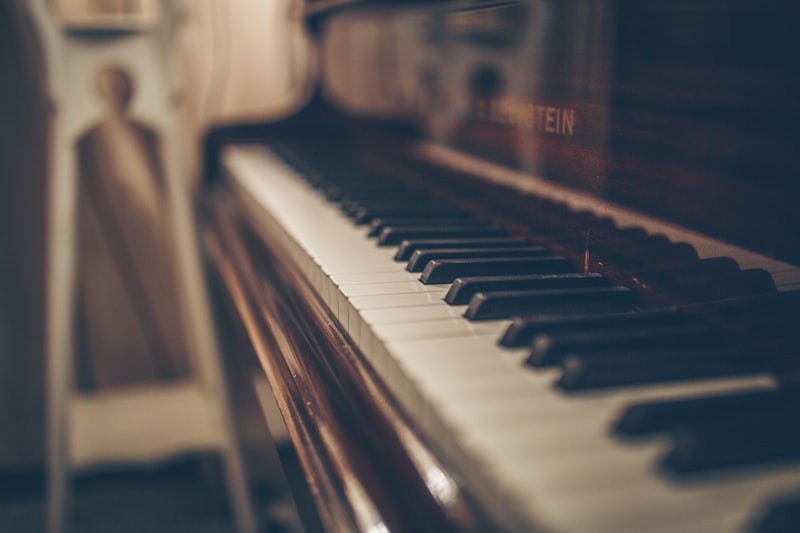 How to Find Your Vocal Range (And Expand It) - Online Singing Lessons with Matt Thompson